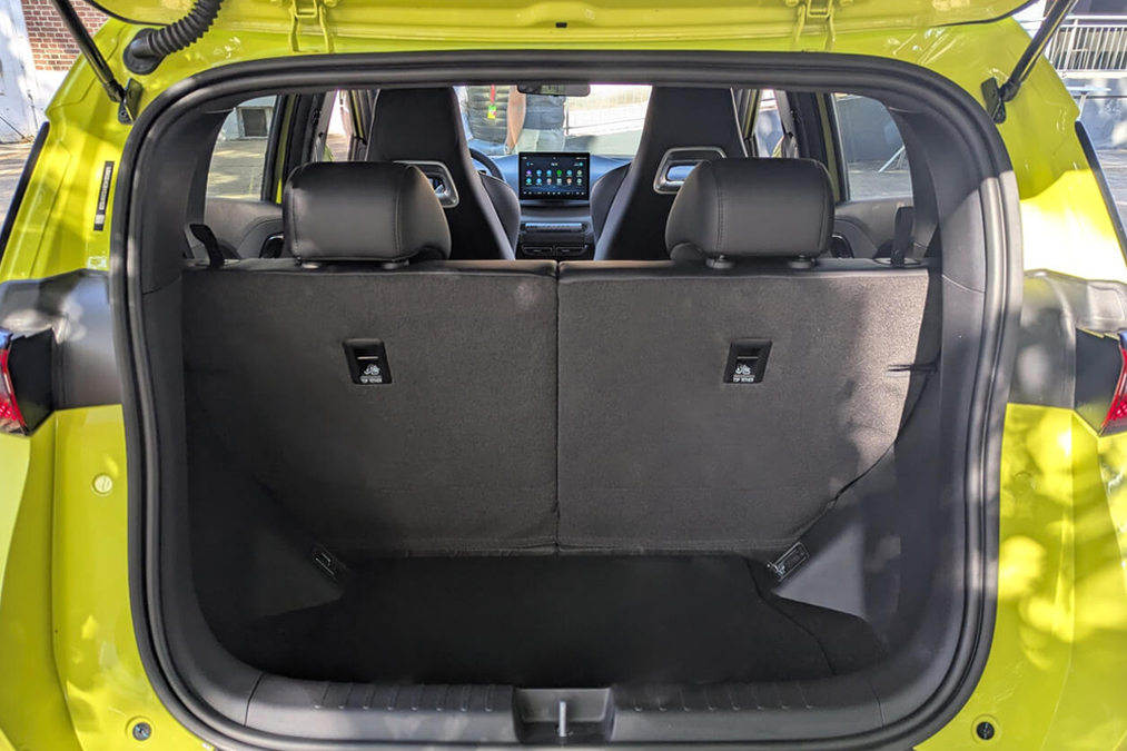 BYD Dolphin Surf - Vista interno dal bagagliaio - fonte BYD | Elettronauti.it