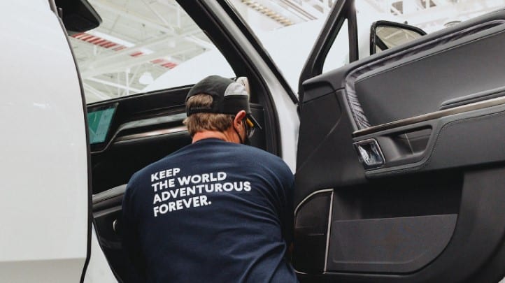 Rivian richiama 12.716 veicoli per un problema di airbag che potrebbe non aprirsi | Elettronauti.it