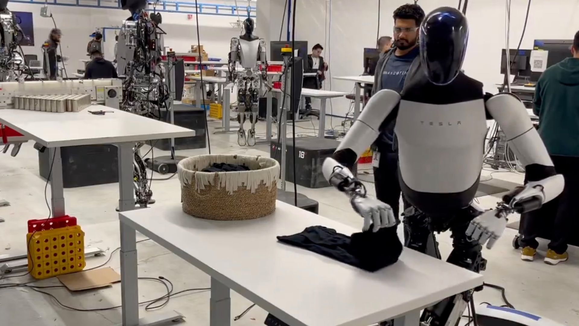 Tesla: nuovi brevetti per i robot umanoidi