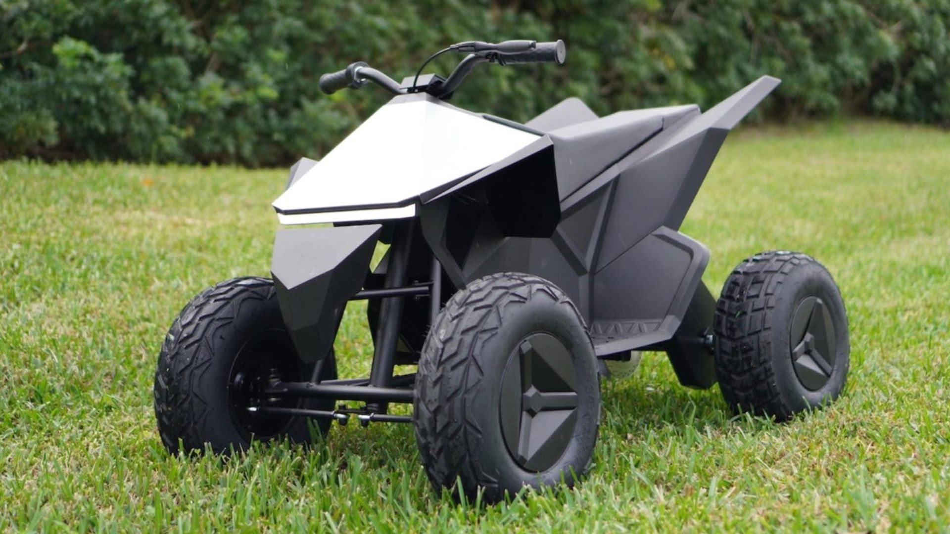 Tesla Cyberquad per bambini viene lanciata in Europa dopo essere risultata troppo pericolosa per gli americani