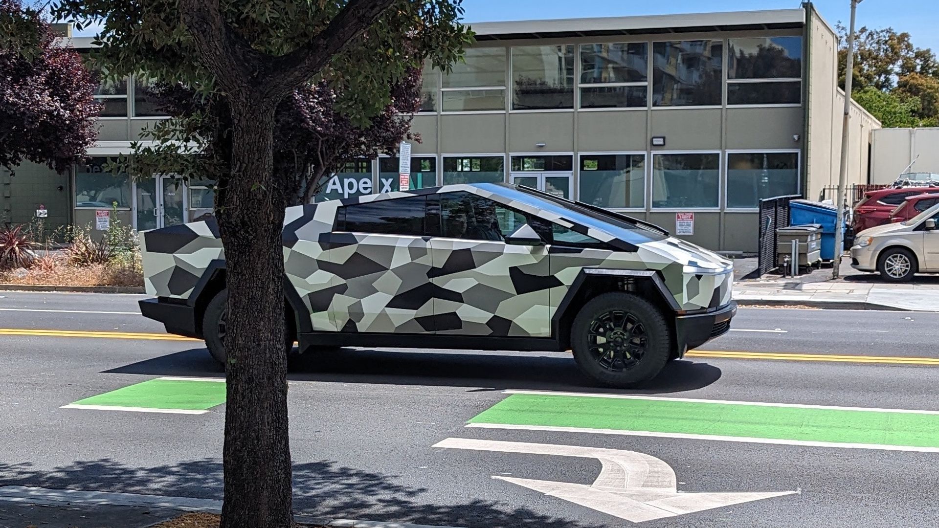 Tesla Cybertruck: avvistamenti in veste Camo