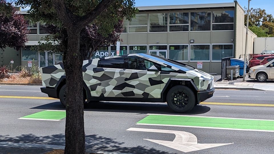Tesla Cybertruck: avvistamenti in veste Camo