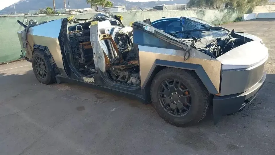 Tesla Cybertruck esploso
