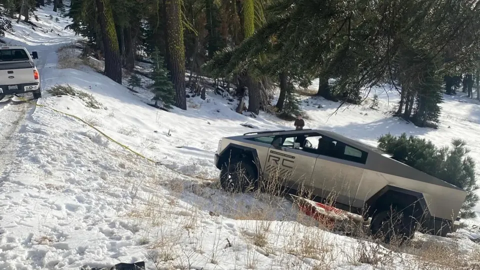 Tesla Cybertruck recuperato dopo l'uscita fuori strada