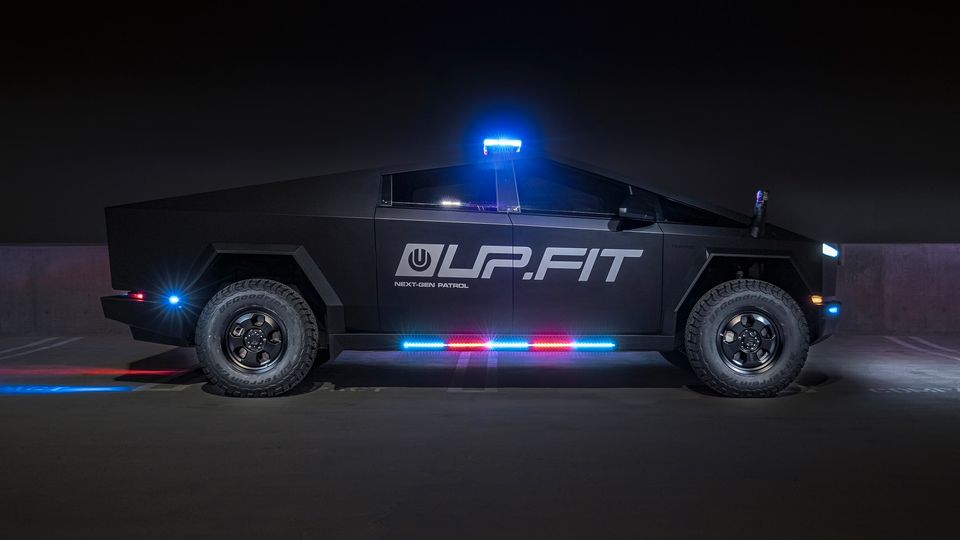 Tesla Cybertruck presentato come imponente veicolo della polizia