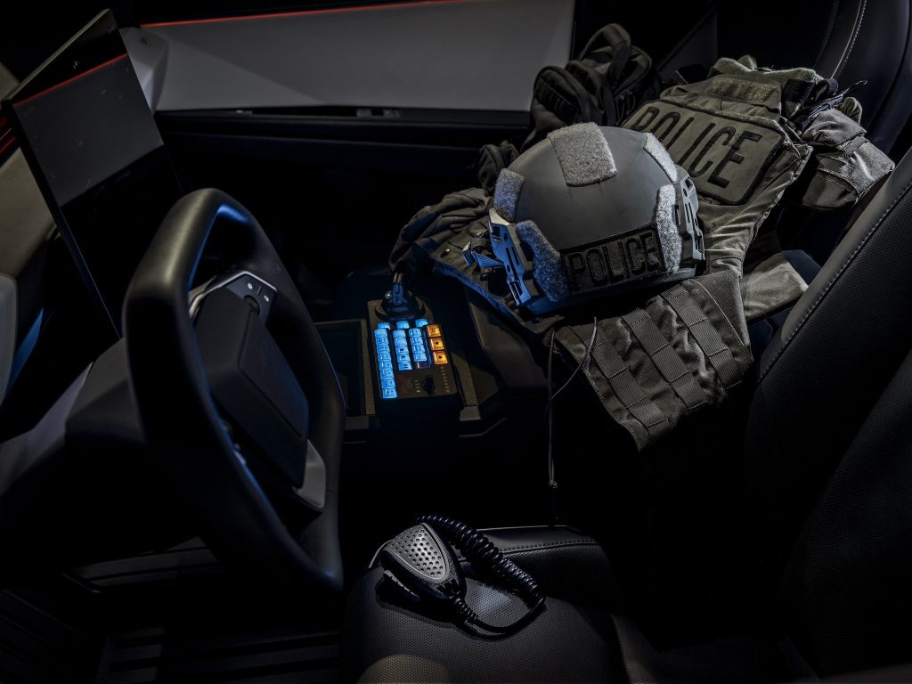 Tesla Cybertruck presentato come imponente veicolo della polizia | Elettronauti.it