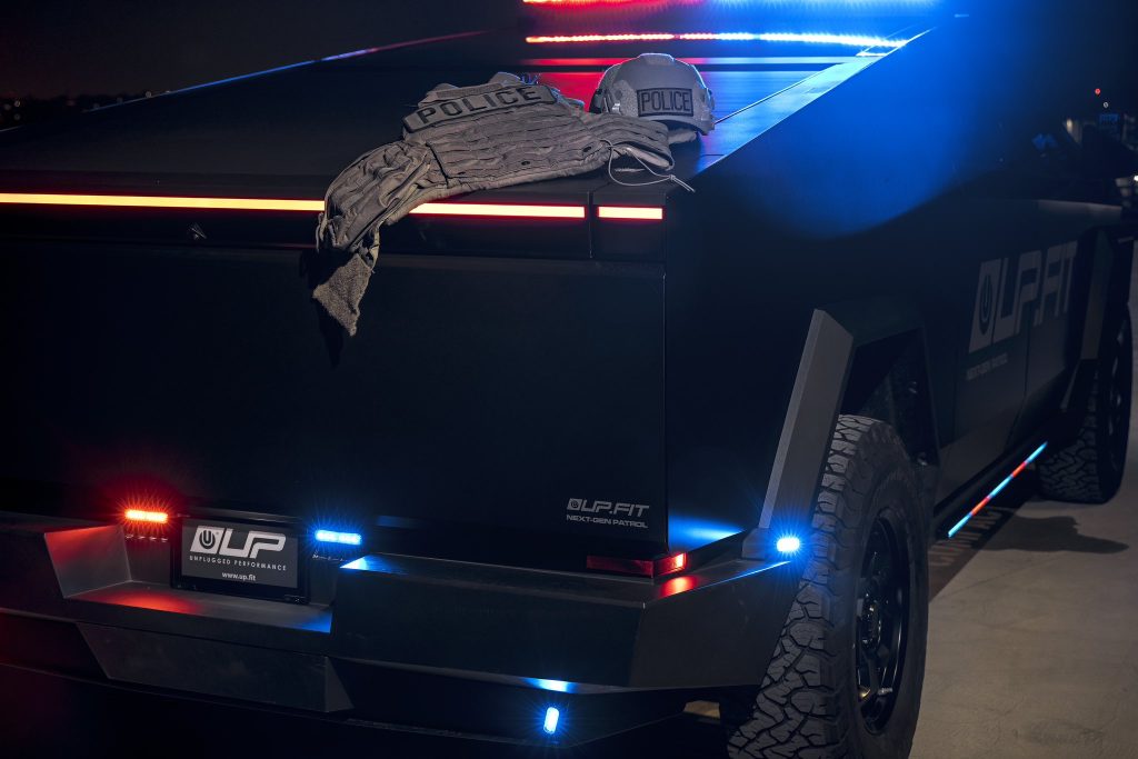 Tesla Cybertruck presentato come imponente veicolo della polizia | Elettronauti.it