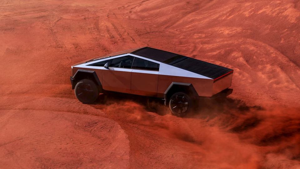 Tesla Cybertruck affronta un Rivian R1T e un Hummer EV in un'epica gara di accelerazione