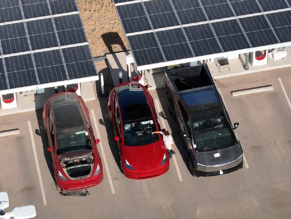 Il Cybertruck di Tesla che si ricarica accanto alla Model Y rivela le sue vere dimensioni