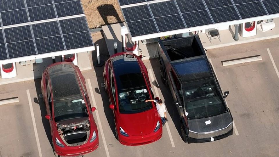 Il Cybertruck di Tesla che si ricarica accanto alla Model Y rivela le sue vere dimensioni