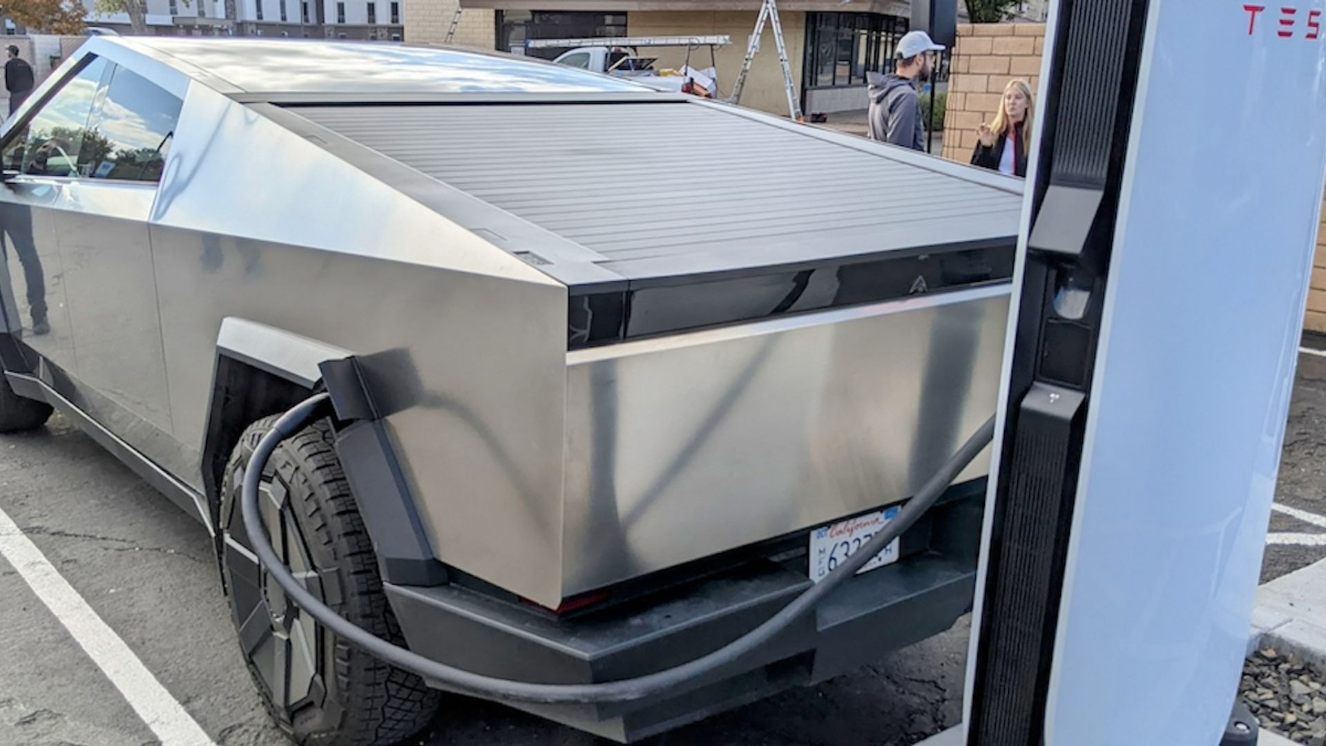 Tesla: Problemi ai Supercharger per il Cybertruck