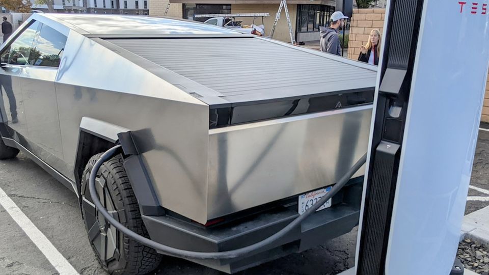 Tesla: Problemi ai Supercharger per il Cybertruck