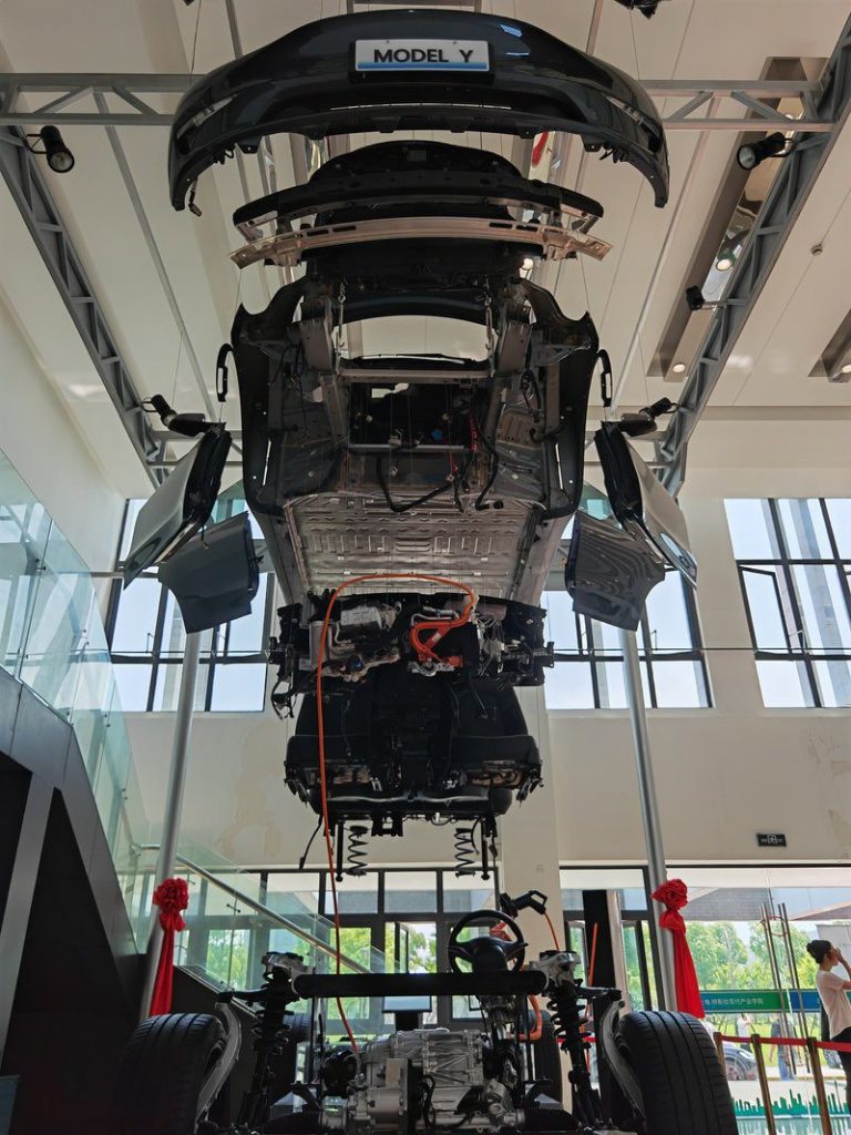 Tesla ha scomposto un Modello Y per aiutare gli studenti a conoscere la progettazione e la produzione di veicoli elettrici | Elettronauti.it
