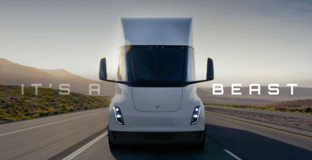 Una sbirciatina all'interno della cabina di guida del Tesla Semi rivela il futuro del trasporto su strada | Elettronauti.it