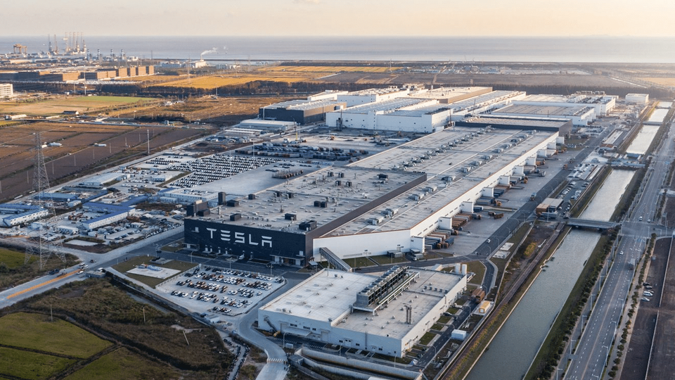 Tesla svela la silhouette del suo prossimo modello