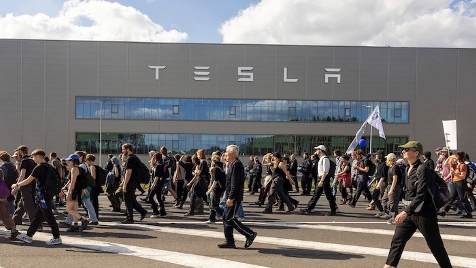 Tesla a Grünheide: tensioni crescenti con i sindacati e il sistema di rappresentanza
