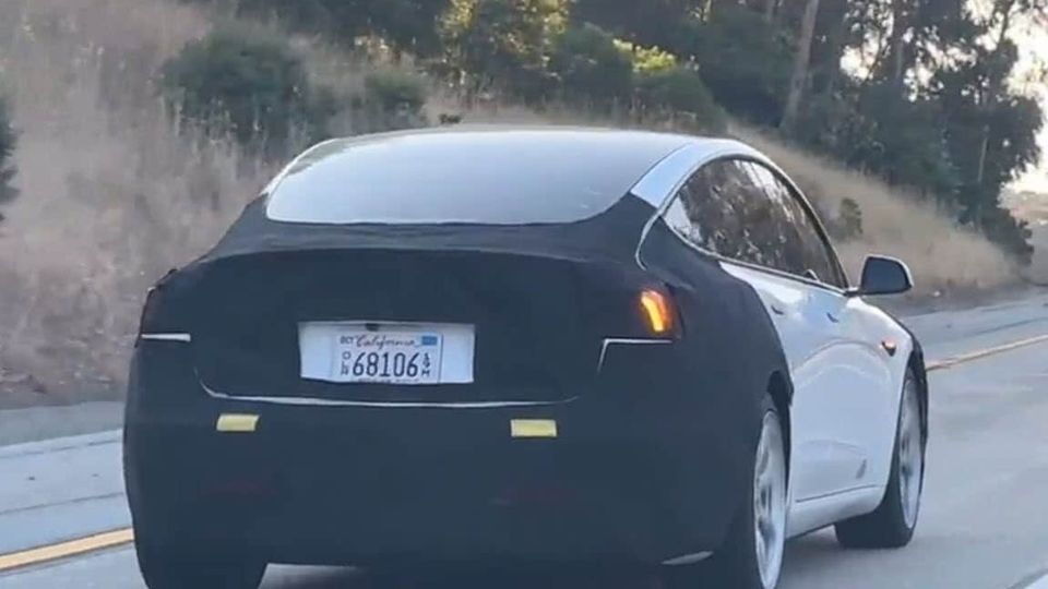 La Model 3 refresh viene nuovamente avvistata su strada mentre Tesla si prepara ad aggiornare gli stabilimenti