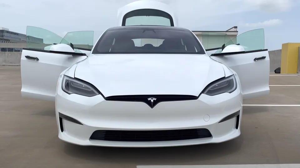 Tesla model S Plaid senza sensori di parcheggio