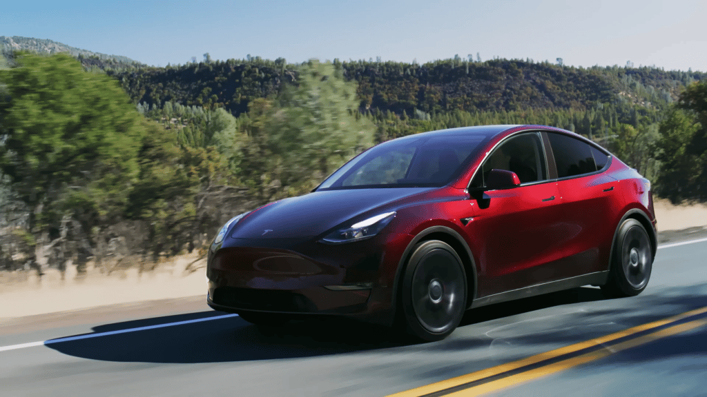 Tesla Model Y Deep Cherry Red Anteriore | Elettronauti.it