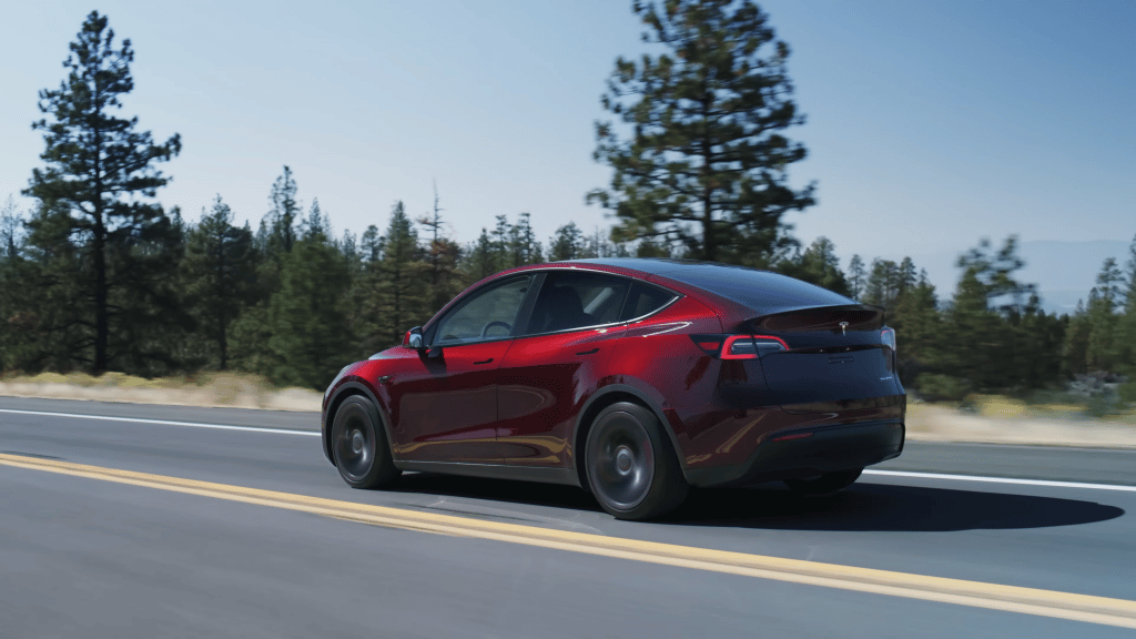 Tesla Model Y Deep Cherry Red Posteriore | Elettronauti.it
