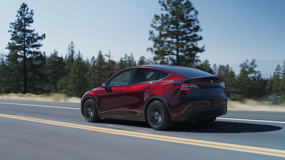 Tesla Model Y Deep Cherry Red Posteriore