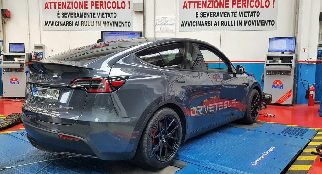 Tesla Model Y Performance Burger Girl sul banco prova | Elettronauti.it
