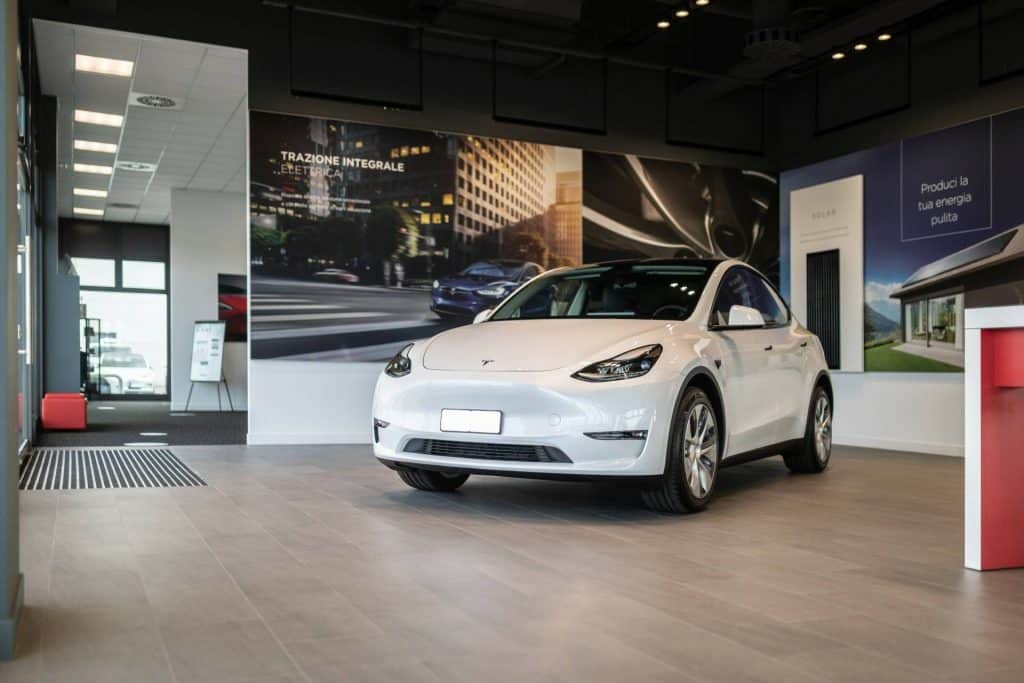 tesla model y rwd bianca in store | Elettronauti.it