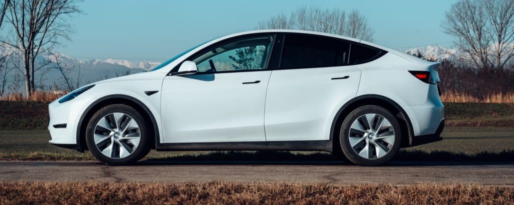 tesla model y rwd bianca laterale | Elettronauti.it