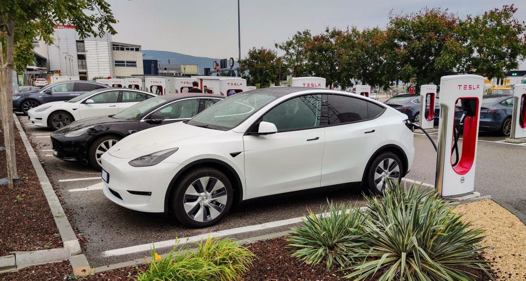 tesla model y rwd bianca laterale al supercharger | Elettronauti.it