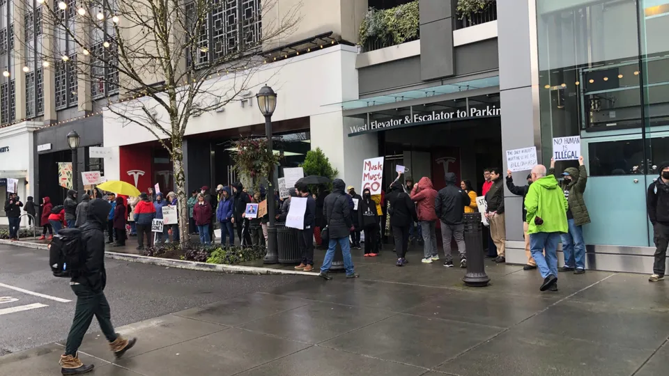 Proteste contro Tesla