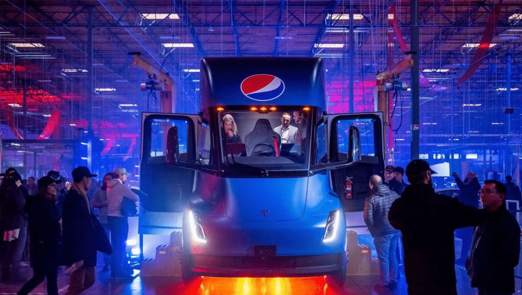 Una sbirciatina all'interno della cabina di guida del Tesla Semi rivela il futuro del trasporto su strada | Elettronauti.it