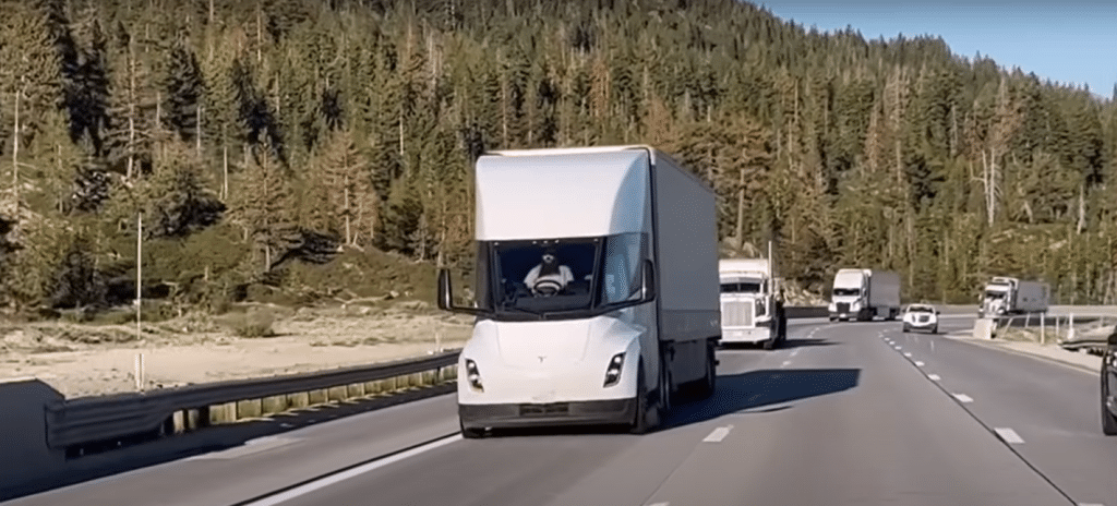 Tesla Semi sorpassa i camion ICE su pendenze ripide dimostrando prestazioni superiori | Elettronauti.it