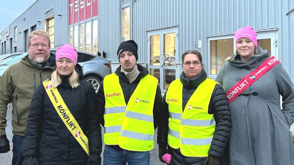 Lavoratori scioperano contro Tesla - immagine da sverigesradio.se