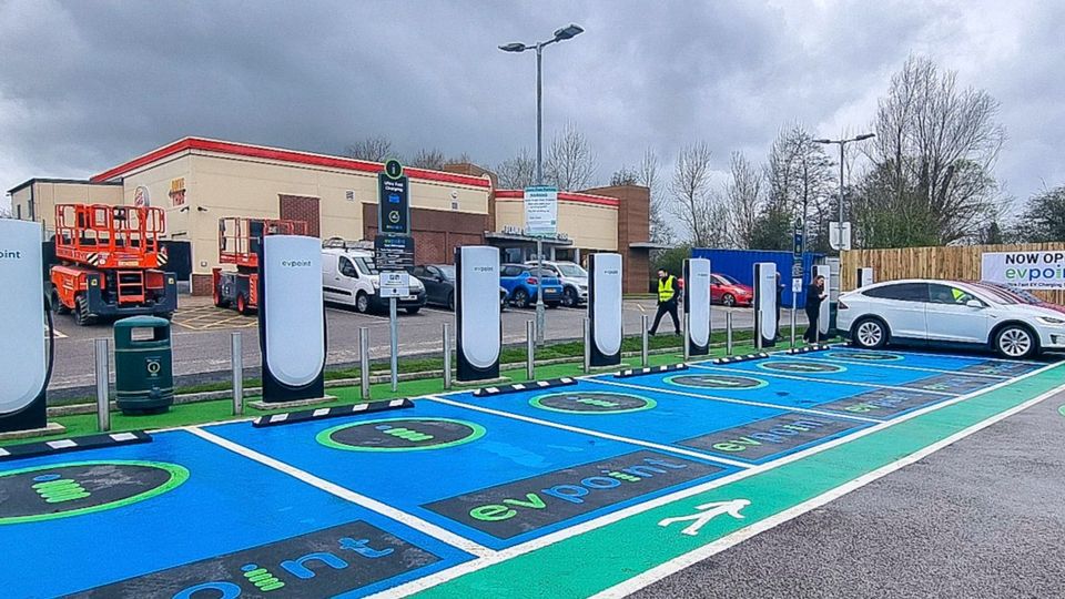 Tesla porta i Supercharger nelle aziende e accelera la transizione elettrica