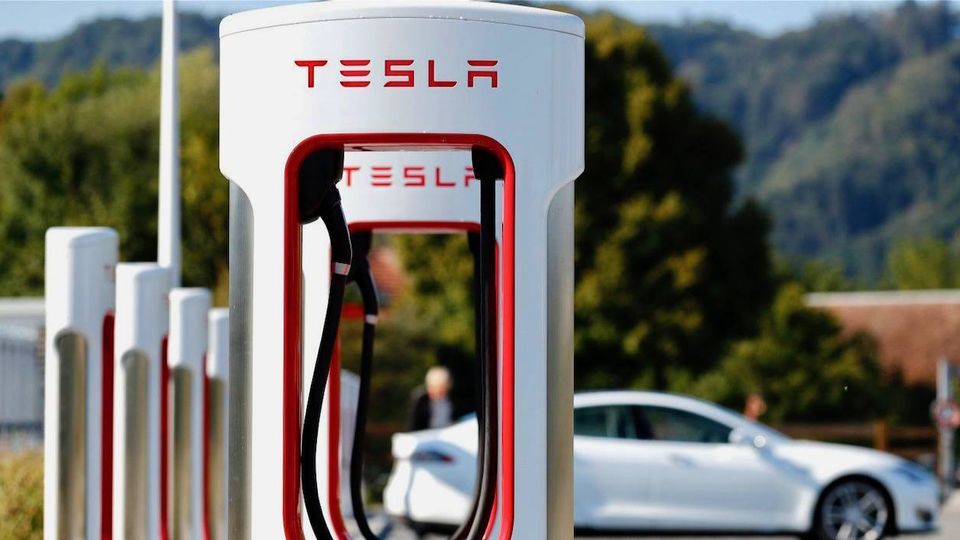 I Tesla SUPERCHARGER aprono in ISLANDA