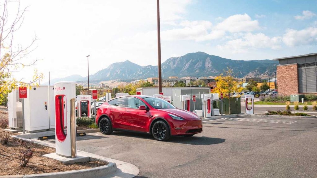 tesla supercharger model y rossa | Elettronauti.it