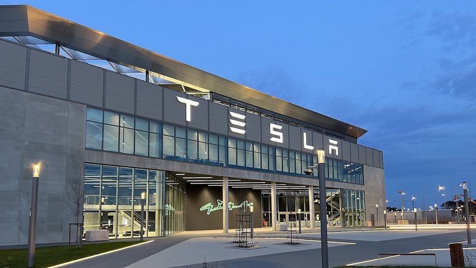 Tesla accelera in Germania, batterie prodotte localmente e più export per l’Europa