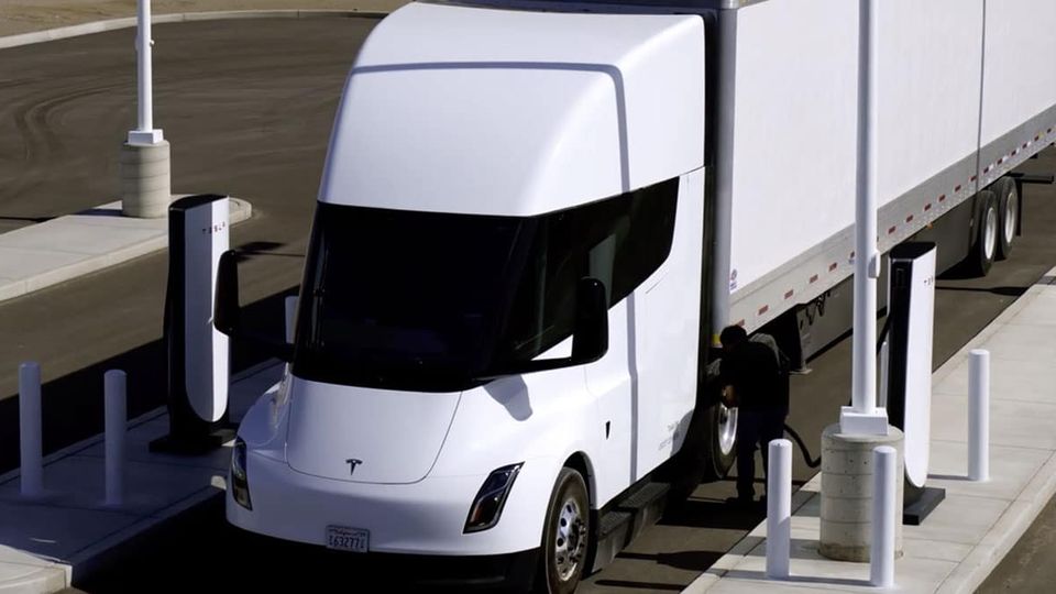 Tesla Semi In Ricarica