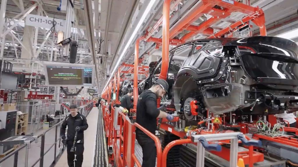 Tesla mostra il nuovo robot "Godzilla" - uno sguardo approfondito all'ultima linea di produzione | Elettronauti.it