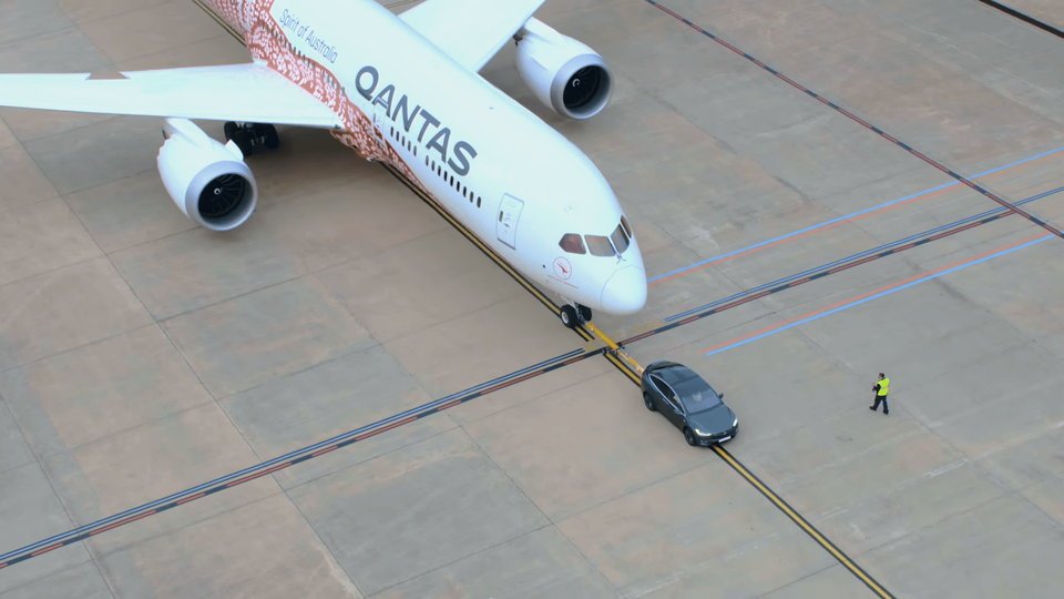 Tesla Model X che Traina un'Aereo