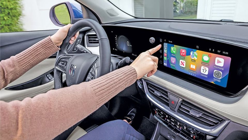 Gm presenta un brevetto per il touchscreen che si pulisce da solo