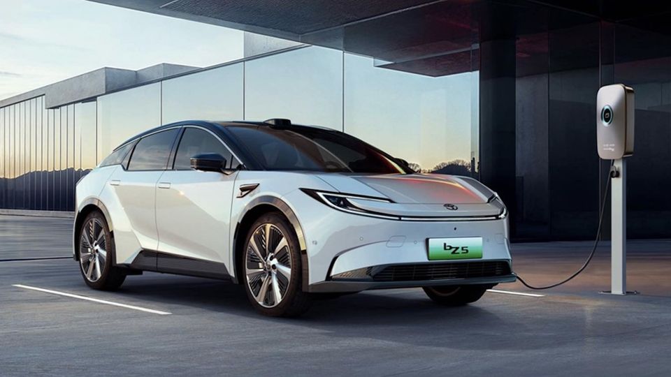 Toyota bZ5: il nuovo SUV elettrico per la Cina con tecnologia BYD e fino a 630 km di autonomia