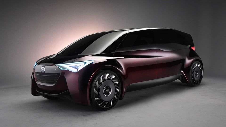 Toyota rilancia la Previa a forma di uovo come primo minivan elettrico