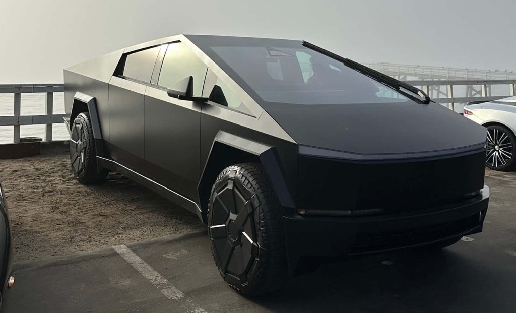 Avvistato un Cybertruck wrappato di un "total black" opaco! | Elettronauti.it