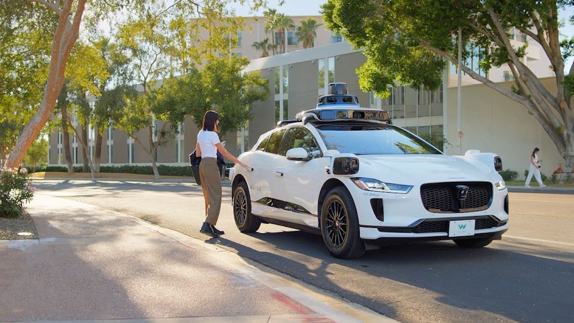 Passeggeri salgono su veicolo Waymo