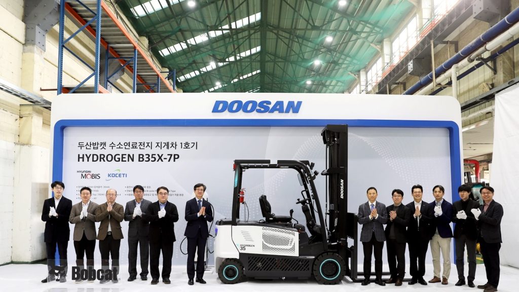 Tecnici Doosan con celle a idrogeno e Bobcat | Elettronauti.it