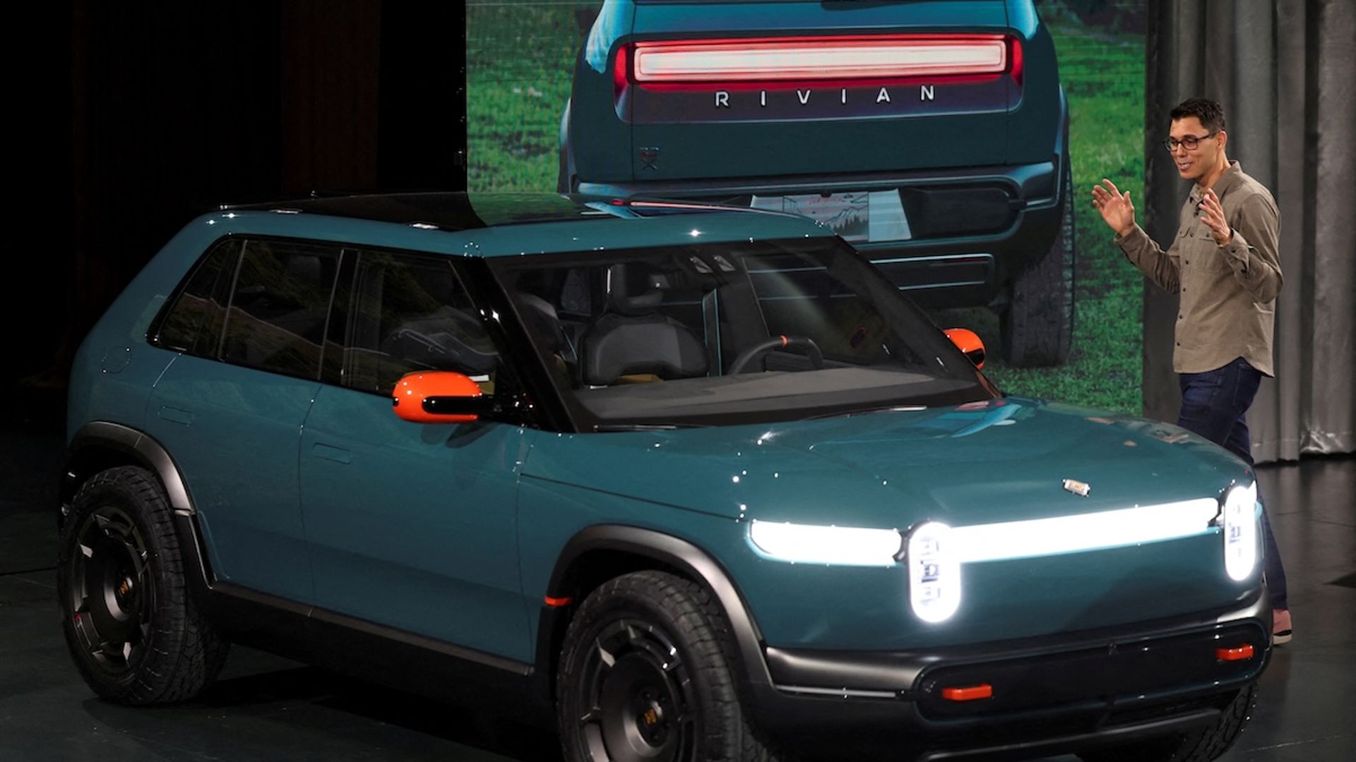 Rivian conferma l'arrivo dell'EV R2 e la distribuzione a livello globale.