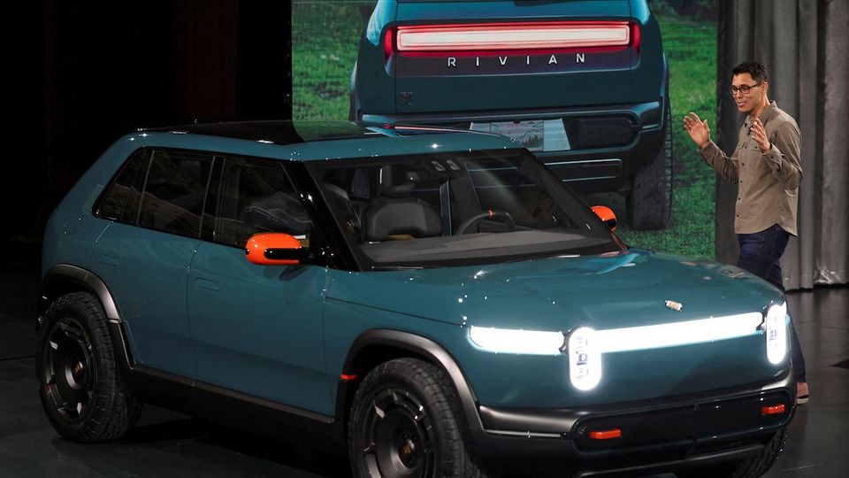 Rivian conferma l'arrivo dell'EV R2 e la distribuzione a livello globale.