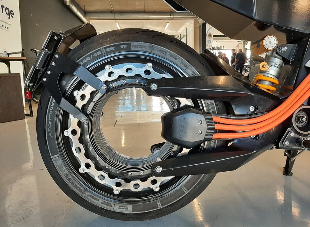 Verge, Il primo produttore di motociclette elettriche che si iscrive alla rete di ricarica NACS di Tesla | Elettronauti.it