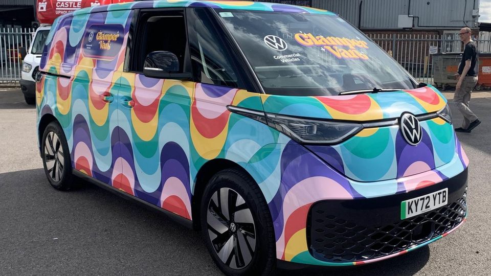 Il funky "Glamper Van" di Volkswagen è un minibus elettrico progettato per i festival